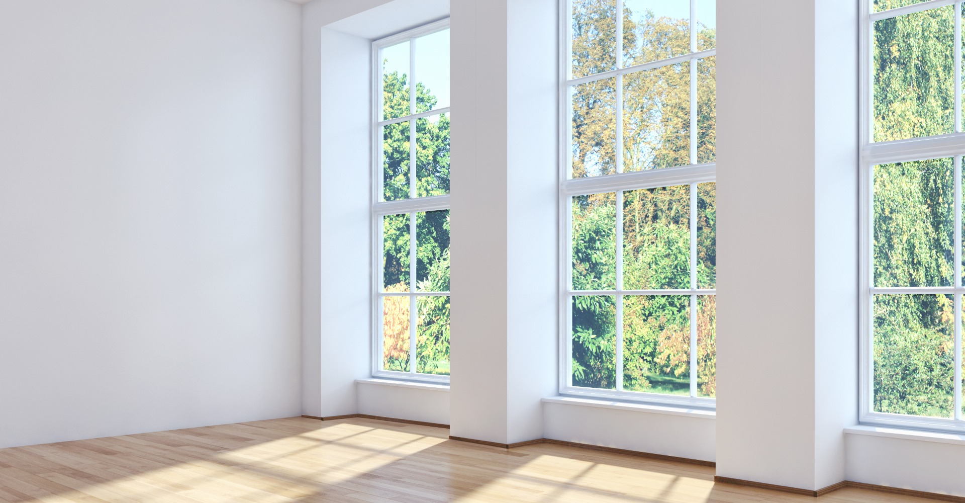 Wohnzimmer mit hohen Fenstern